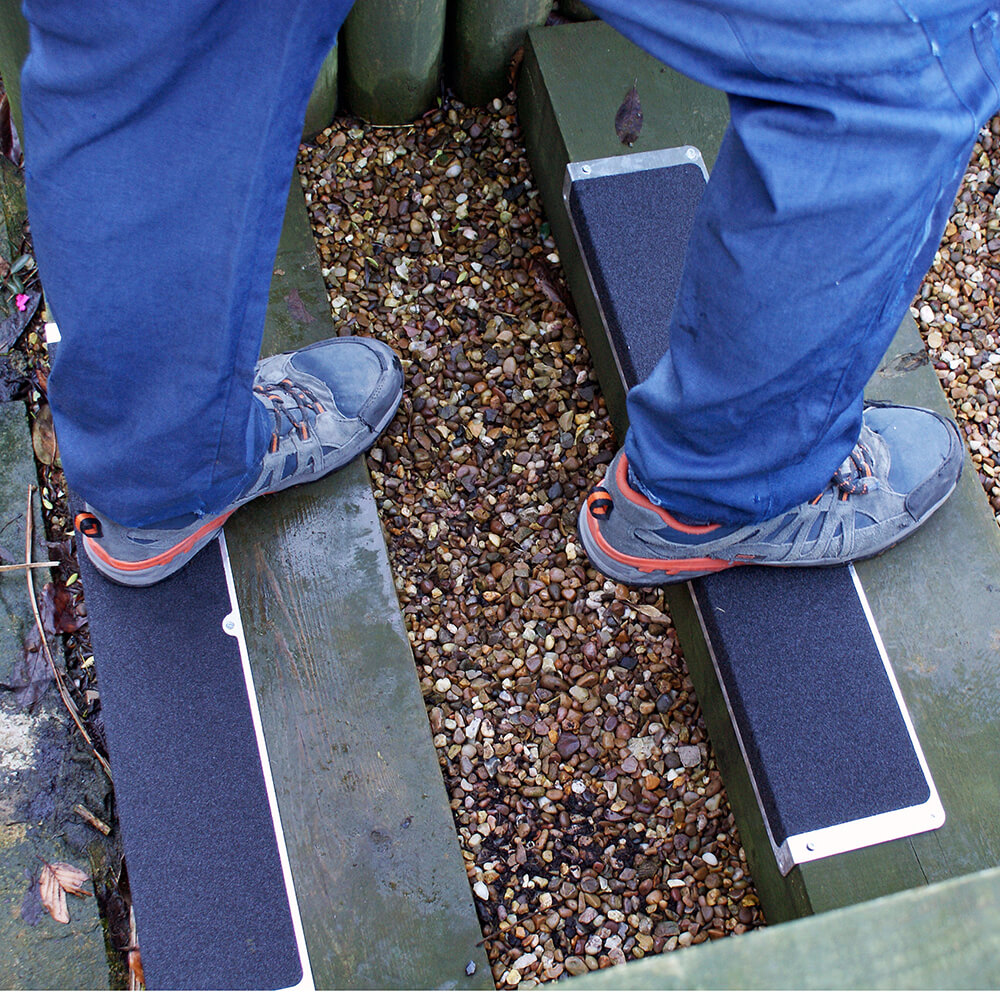 https://www.heskins.com/app/uploads/2021/01/l-shaped-bolt-down-anti-slip-plate-on-outdoor-steps.jpg